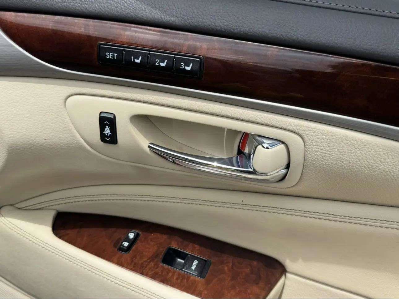 Used 2016 Lexus LS 460 w/ Comfort Package RWD image 54