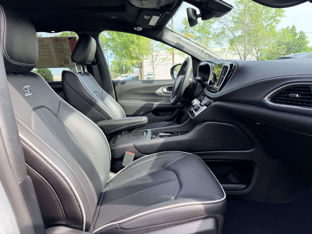 Used 2024 Chrysler Pacifica Limited w/ S Appearance Package image 13