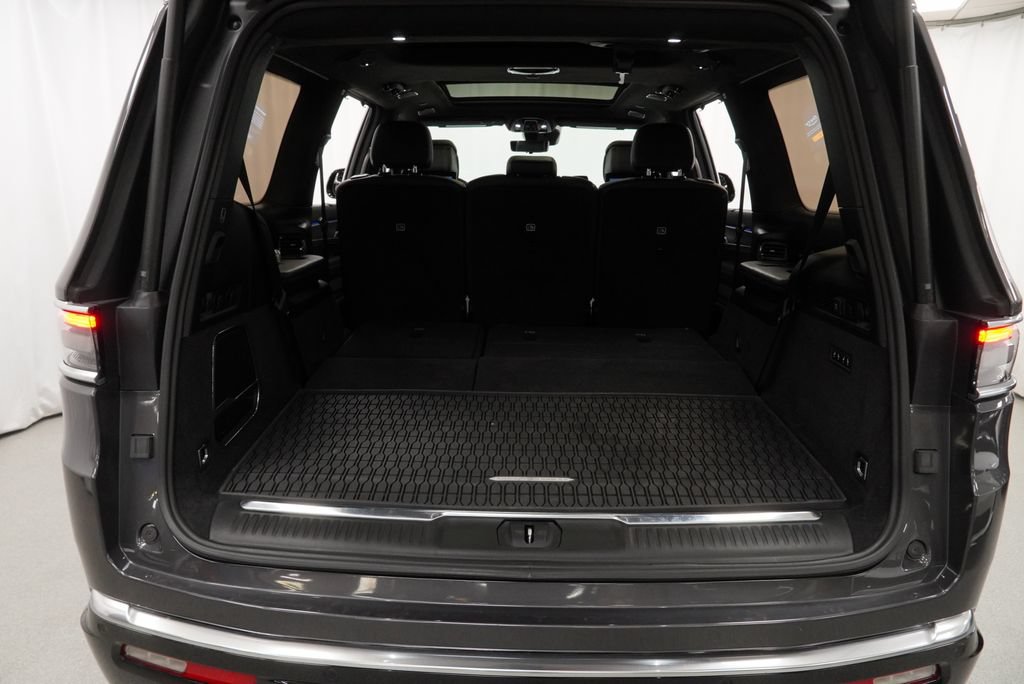 Used 2022 Jeep Grand Wagoneer Series III w/ Rear Seat Video Group 1 AWD/4WD image 32