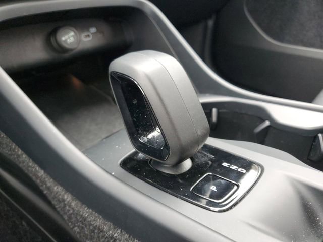 Used 2025 Volvo XC40 B5 Core image 16