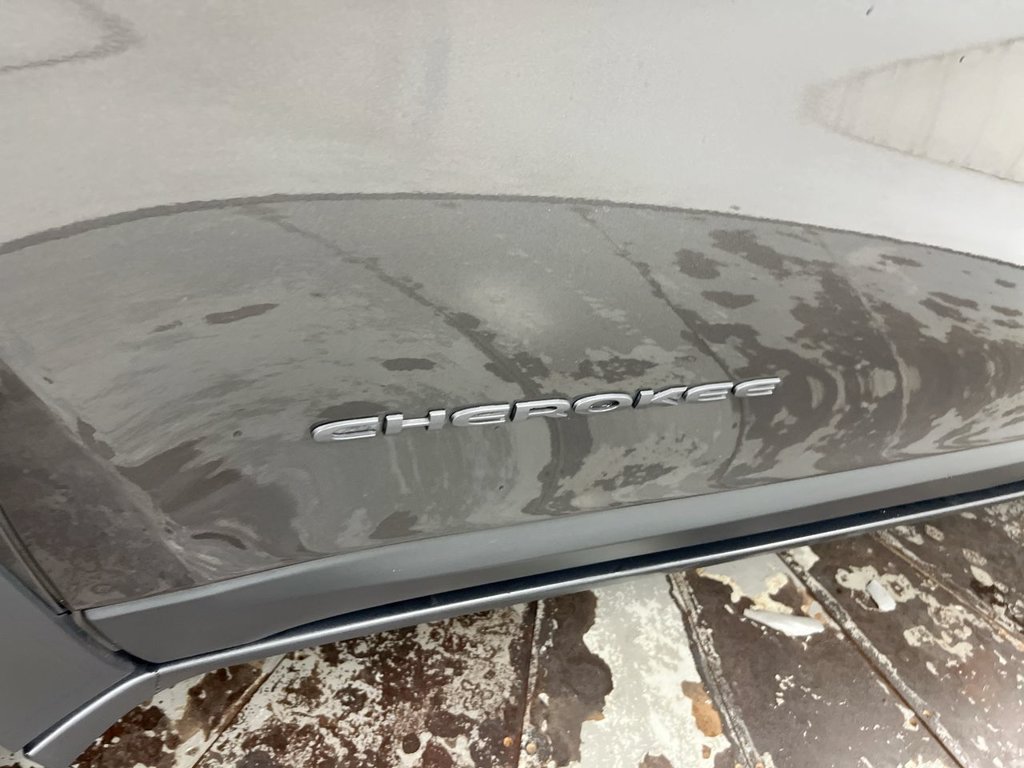 Used 2018 Jeep Cherokee Trailhawk w/ Cold Weather Group AWD/4WD image 25