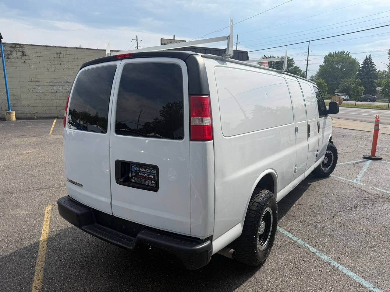 Used 2018 Chevrolet Express 2500 Extended RWD image 2