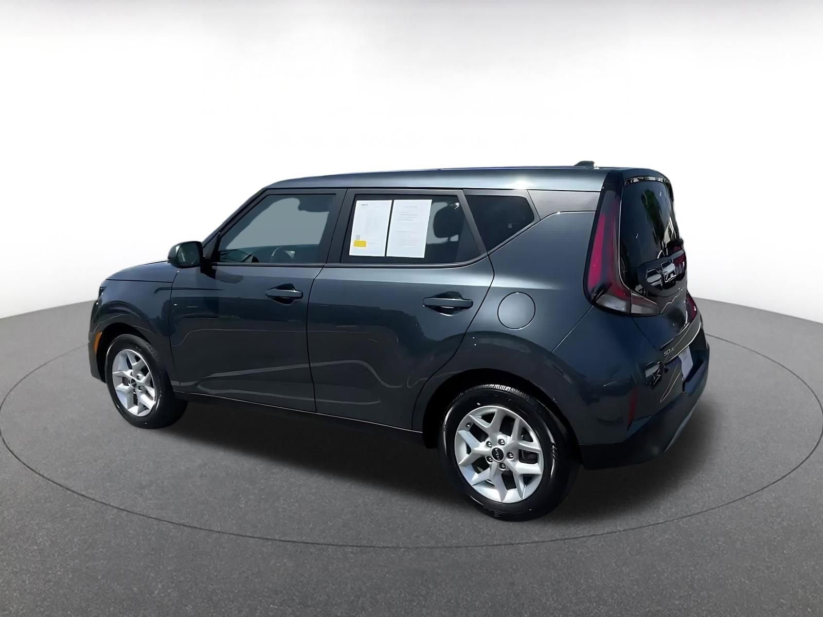 Used 2025 Kia Soul LX w/ LX Technology Package FWD image 10
