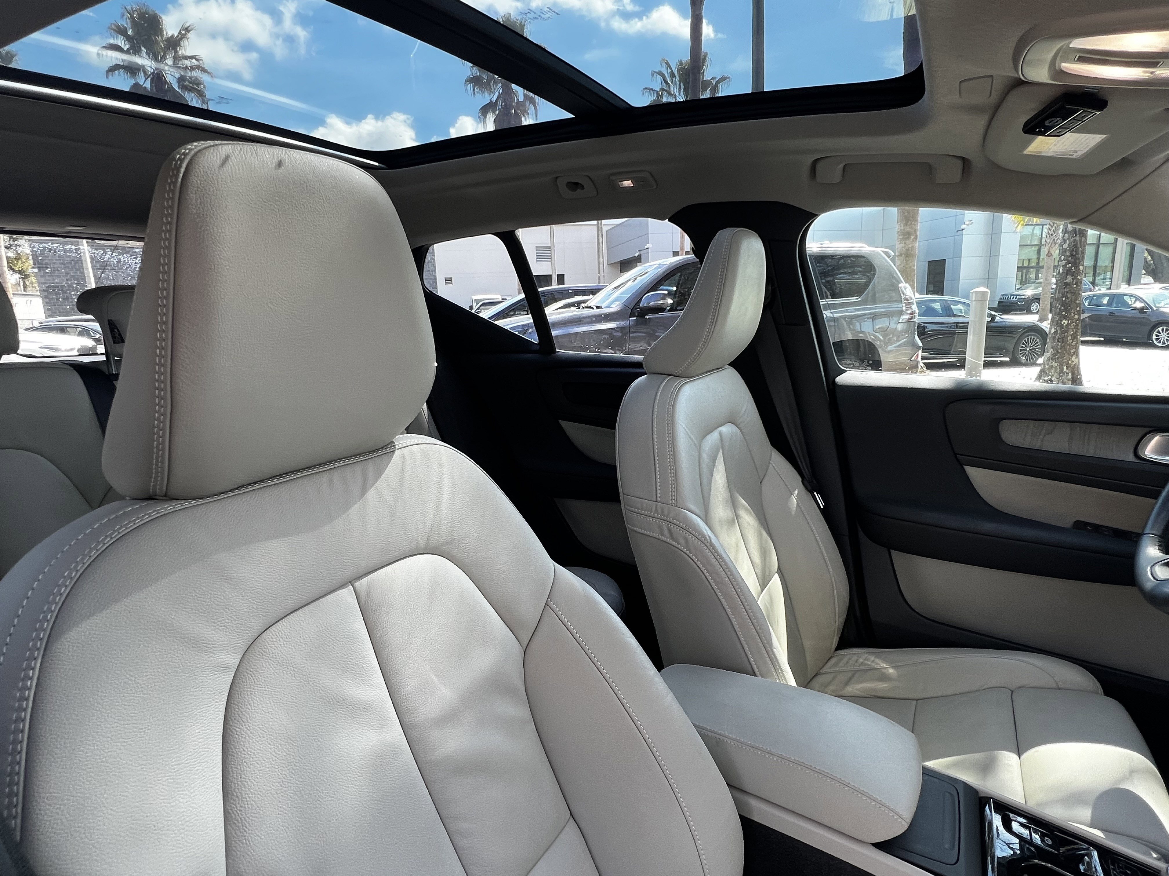 Used 2023 Volvo XC40 B5 Plus image 44