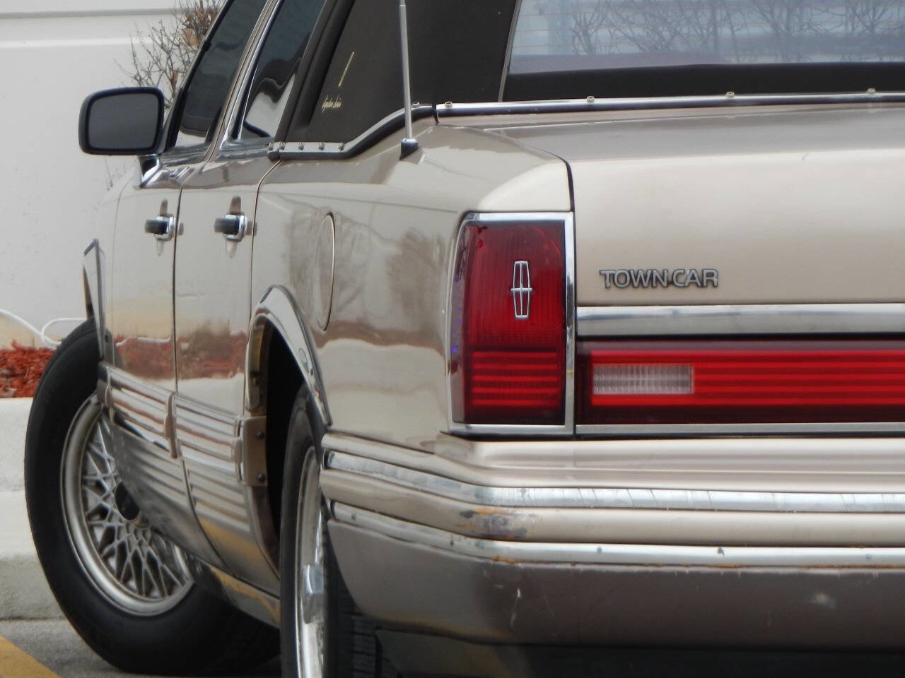 Used 1992 Lincoln Town Car Signature image 1
