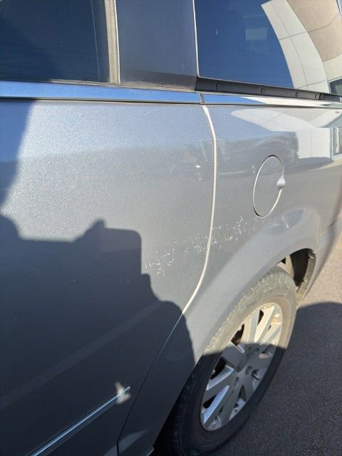 Used 2014 Chrysler Town & Country Touring image 9