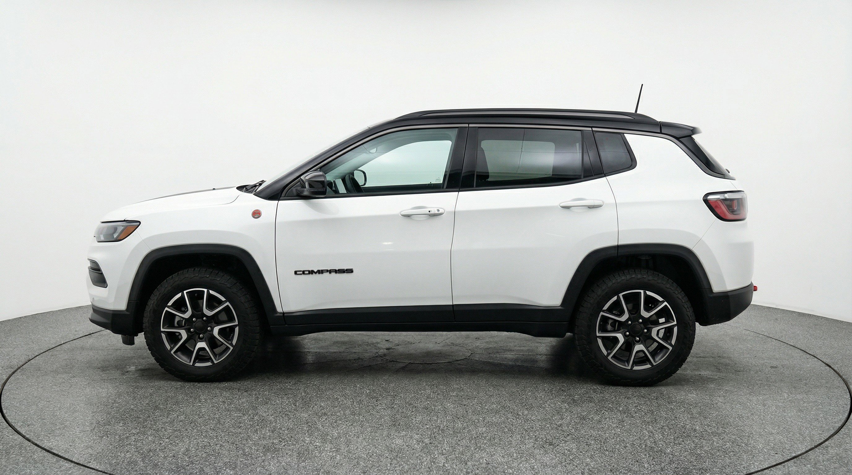 Used 2025 Jeep Compass Trailhawk AWD/4WD image 5