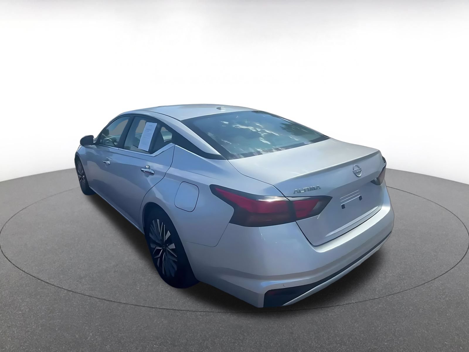 Used 2025 Nissan Altima 2.5 SV FWD image 11