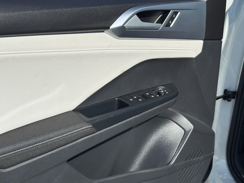 New 2026 Volkswagen Taos SE image 9