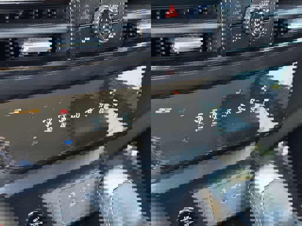 Used 2025 Nissan Kicks SR image 16