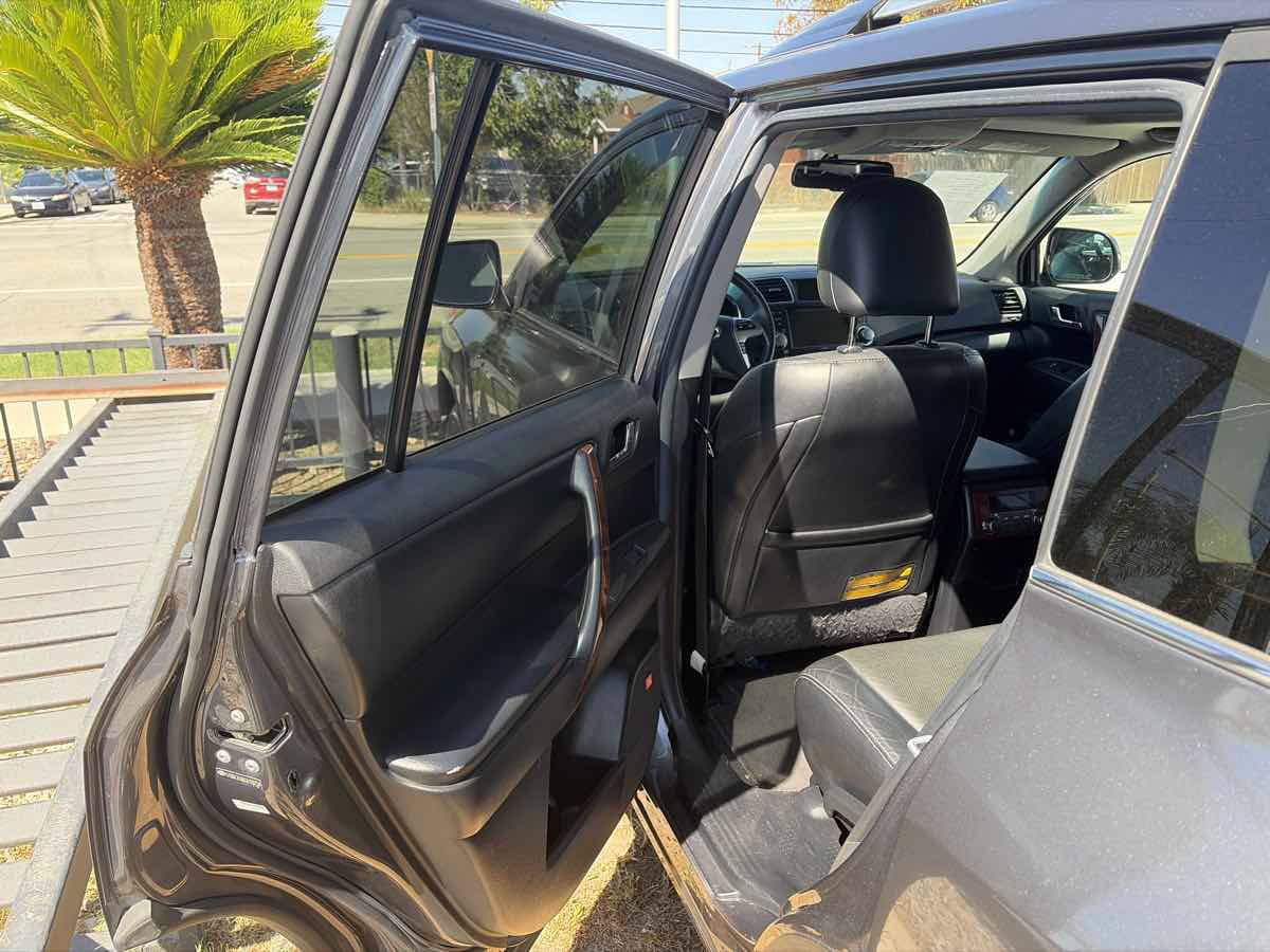 Used 2012 Toyota Highlander Limited w/ Tow Pkg AWD/4WD image 10