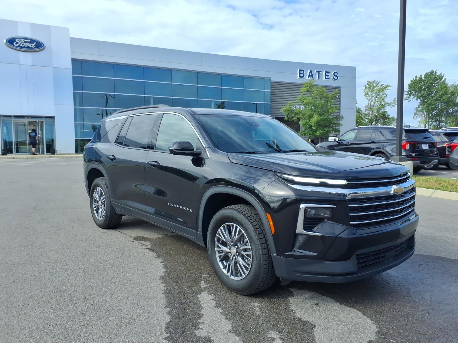 Used 2025 Chevrolet Traverse LT