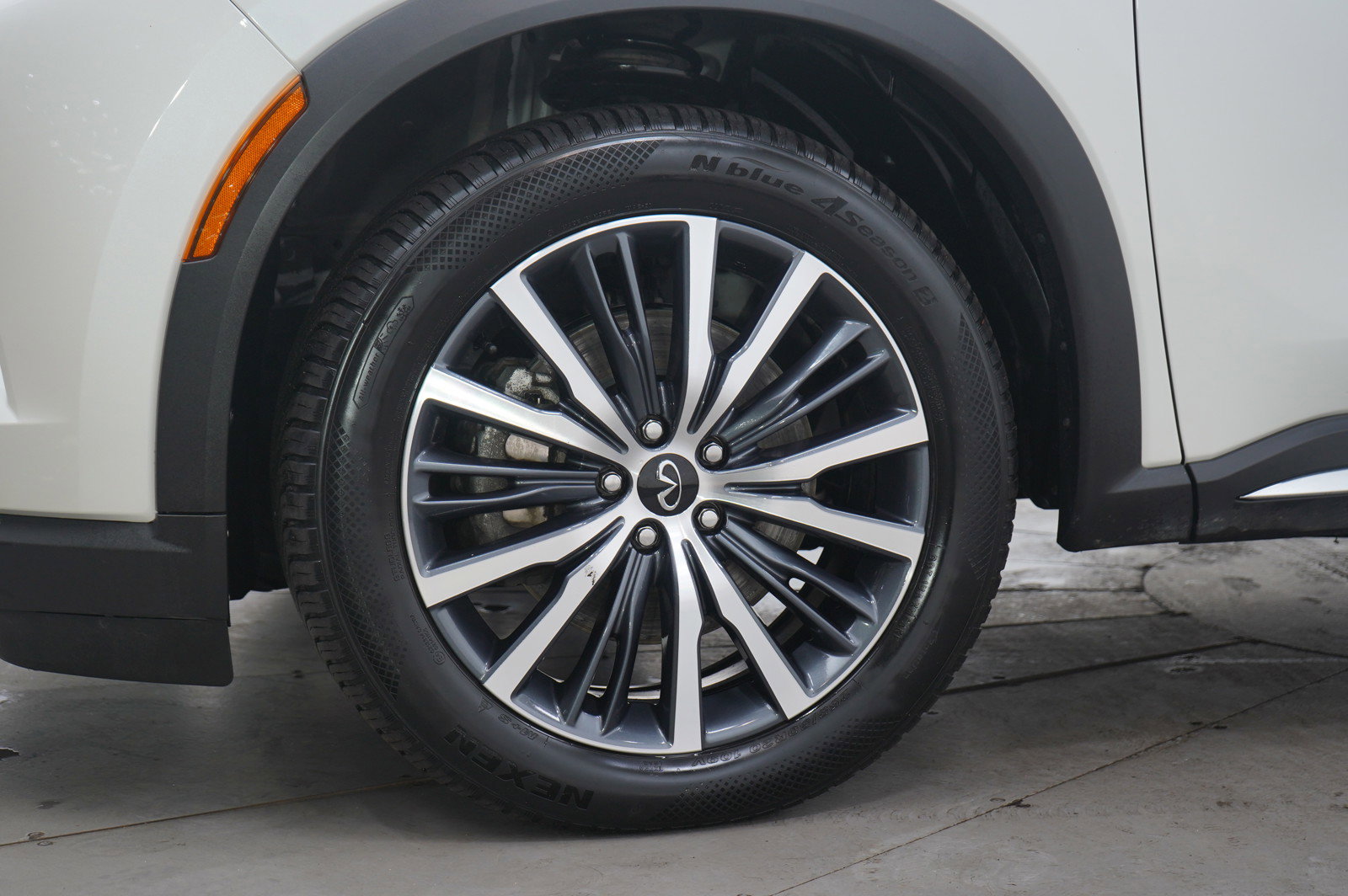 Used 2024 INFINITI QX60 Sensory image 32