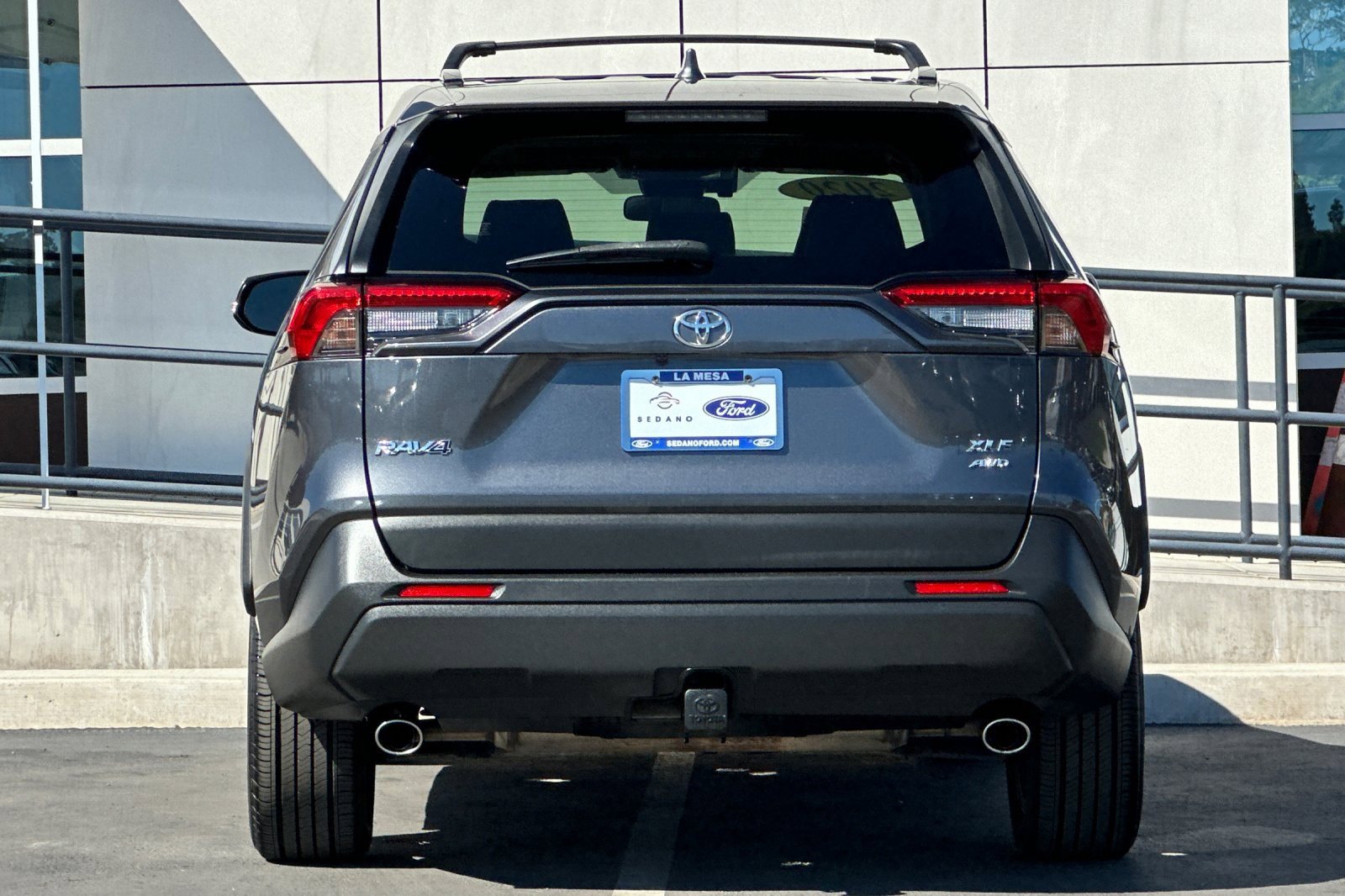 Used 2020 Toyota RAV4 XLE Premium image 4