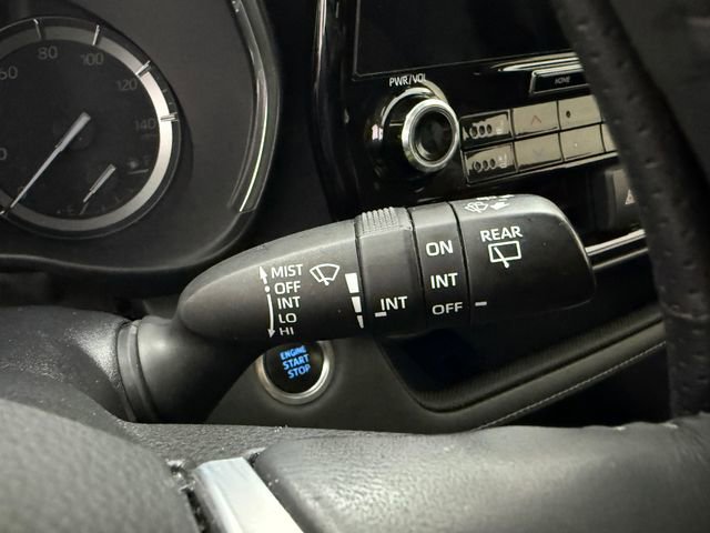 Used 2021 Toyota Highlander Limited FWD image 12