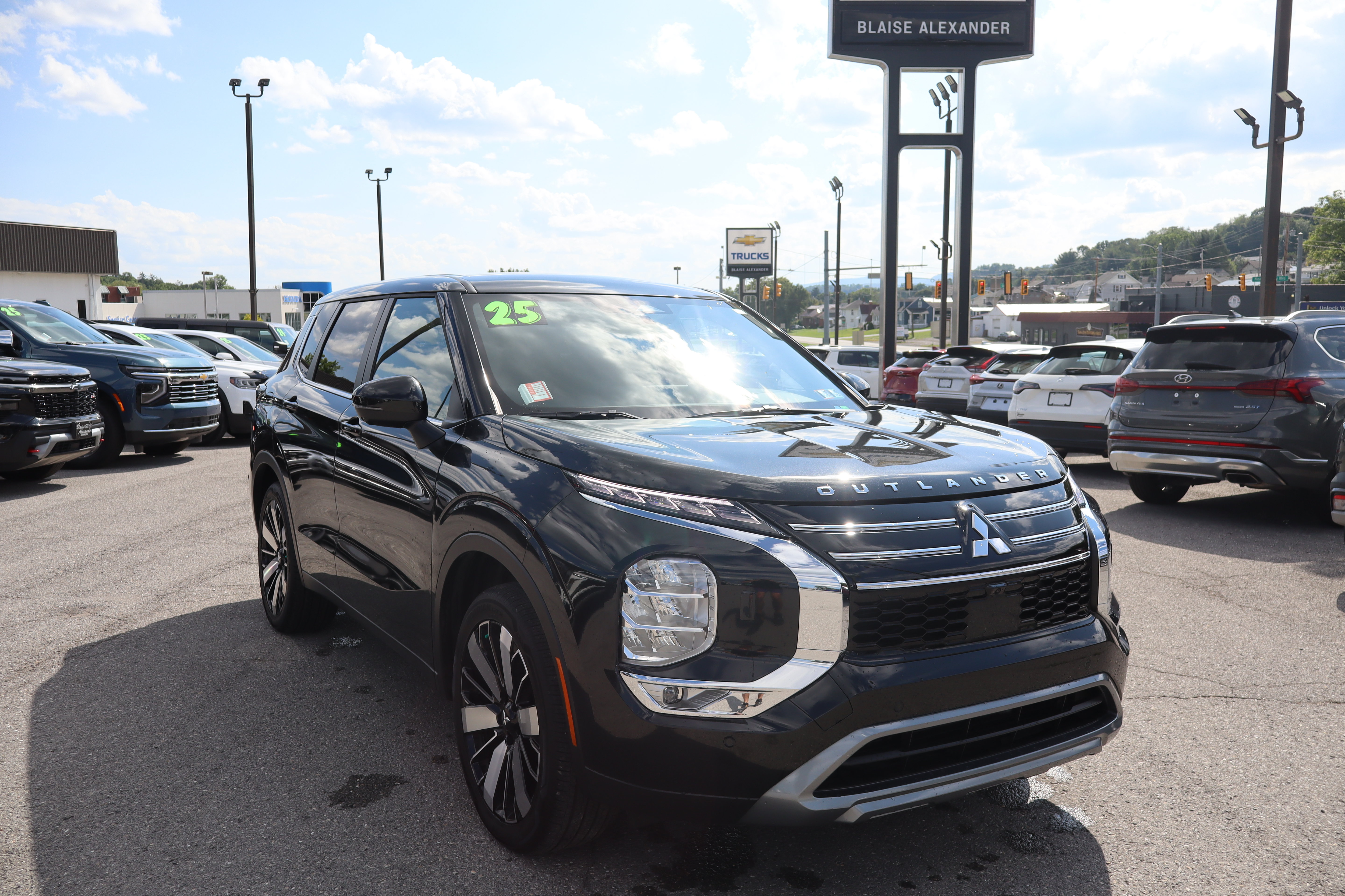Used 2025 Mitsubishi Outlander SE