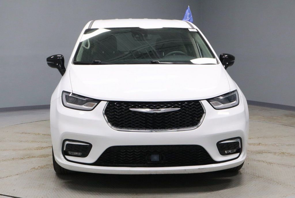 Used 2024 Chrysler Pacifica Touring-L image 5