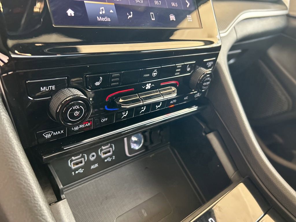 Used 2025 Jeep Grand Cherokee Altitude RWD image 47