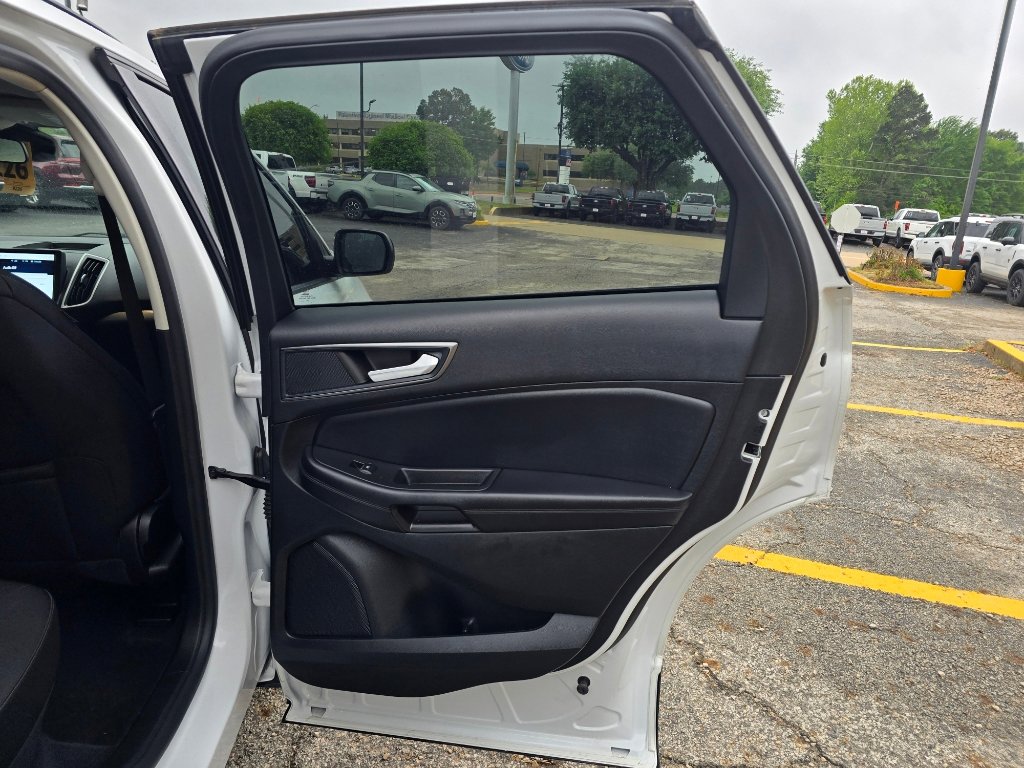 Used 2024 Ford Edge SE w/ Black Appearance Package image 18