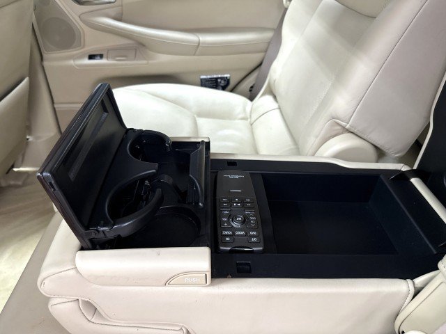 Used 2011 Lexus LX 570 4WD w/ Luxury Pkg image 35
