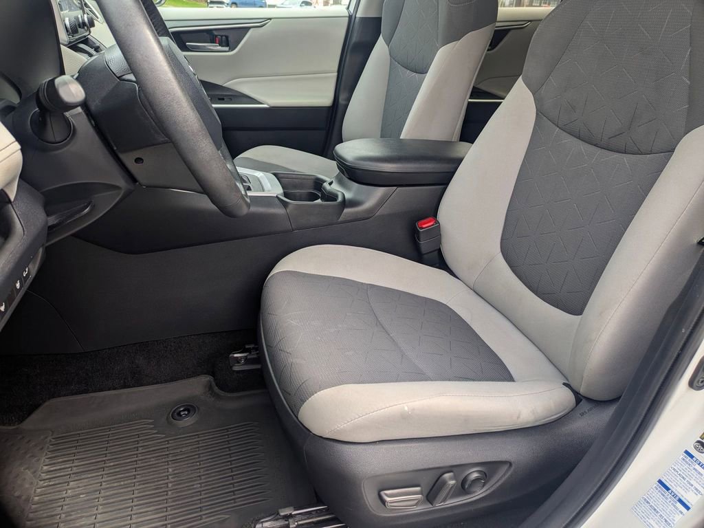 Used 2021 Toyota RAV4 XLE w/ Convenience Package image 16
