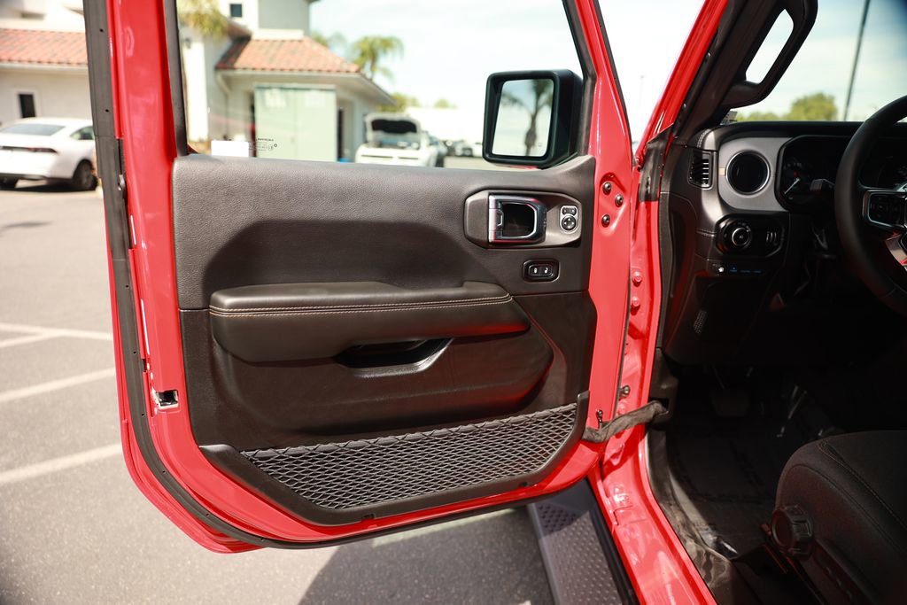 Used 2025 Jeep Wrangler Unlimited Sahara image 18