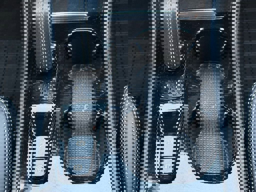 Used 2021 Volvo XC40 T4 R-Design w/ Advanced Package image 24