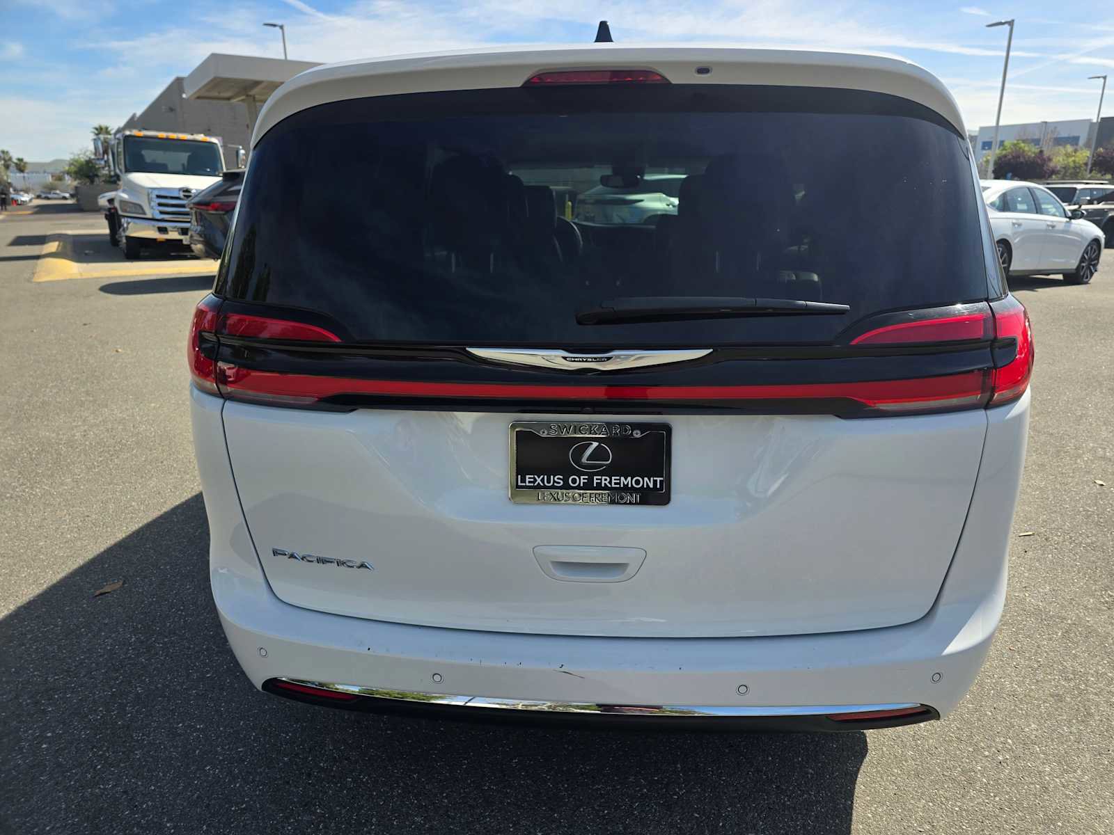 Used 2024 Chrysler Pacifica Touring-L image 4