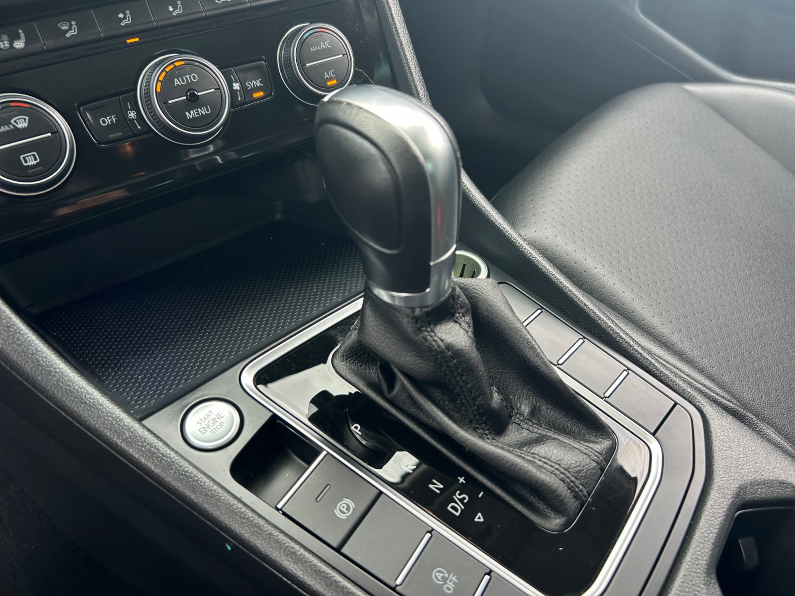 Used 2019 Volkswagen Jetta SEL w/ Cold Weather Package FWD image 15