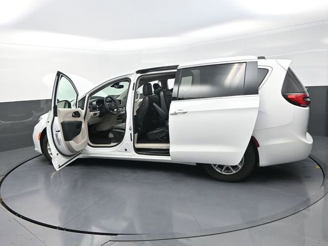 Used 2023 Chrysler Pacifica Touring-L image 37