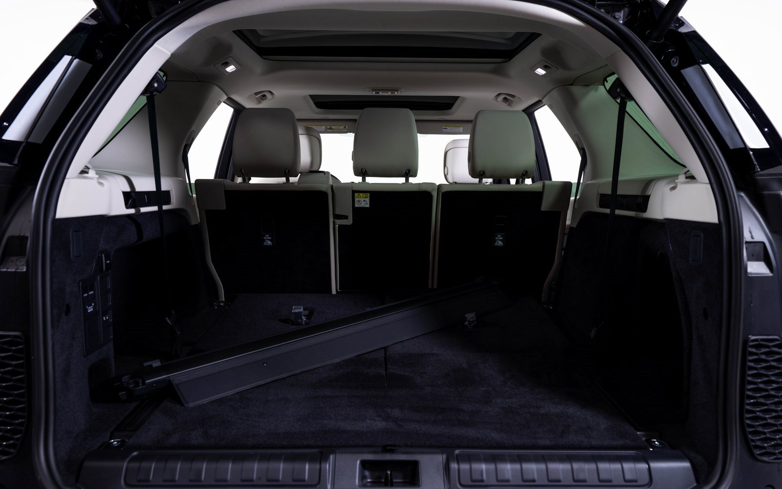 Used 2025 Land Rover Discovery S image 20
