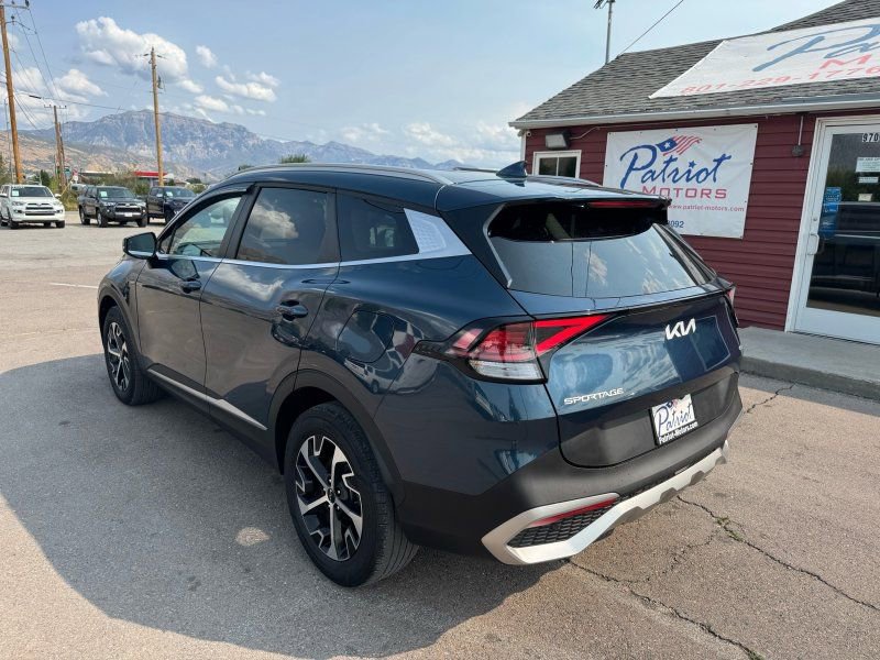 Used 2023 Kia Sportage EX image 3