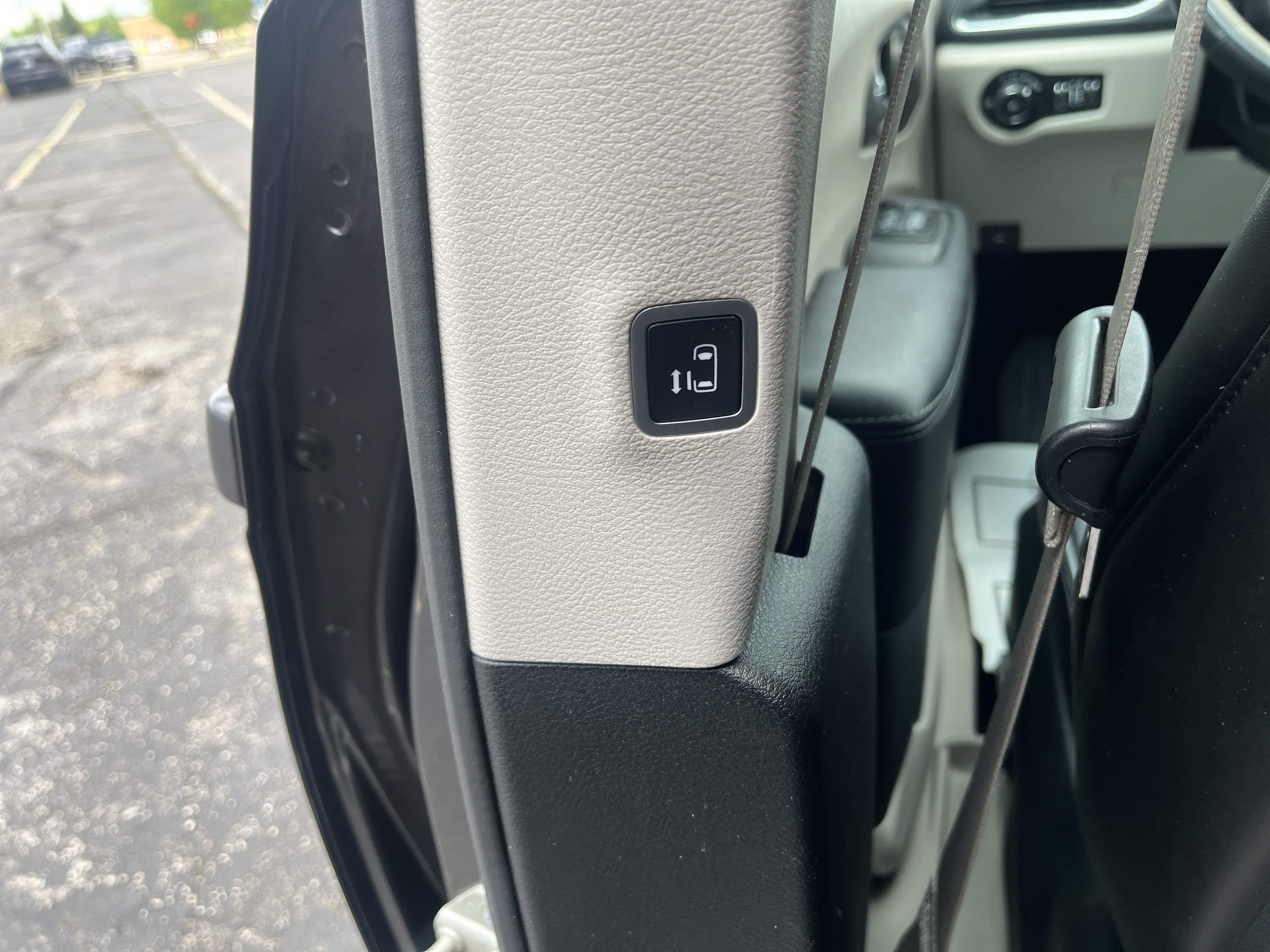 Used 2019 Chrysler Pacifica Limited w/ Tire & Wheel Group FWD image 14