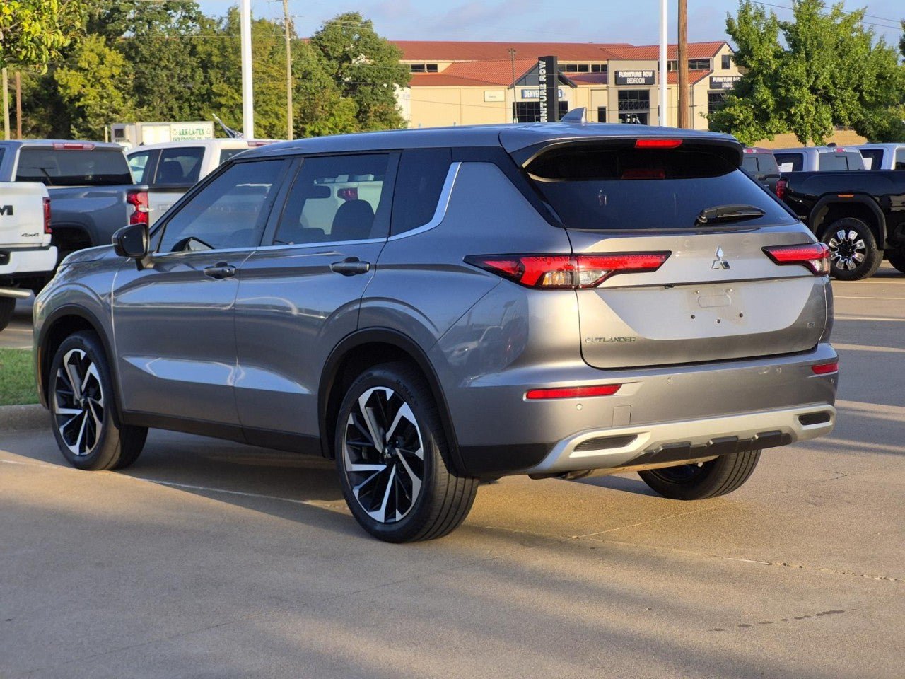 Used 2023 Mitsubishi Outlander SE AWD/4WD image 4