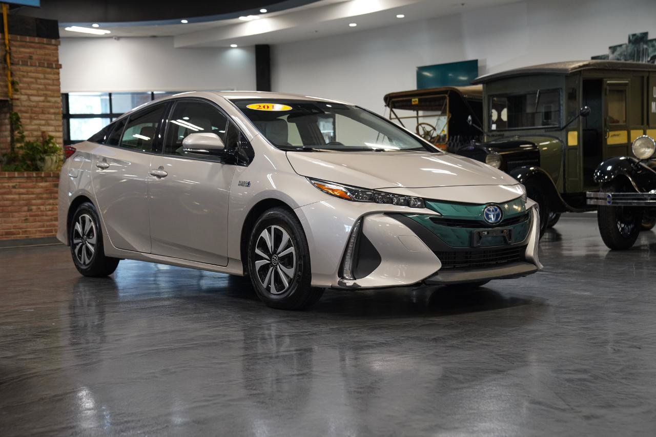 Used 2017 Toyota Prius Prime Premium w/ Carpet Mat Package FWD image 5