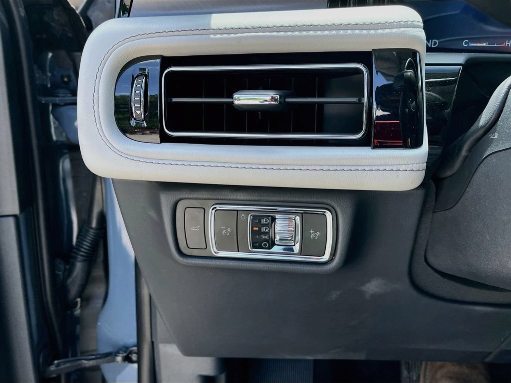 Used 2025 Lincoln Aviator AWD w/ Equipment Group 101A image 10