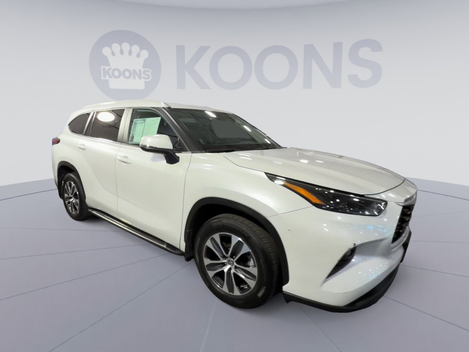 Used 2023 Toyota Highlander XLE image 2
