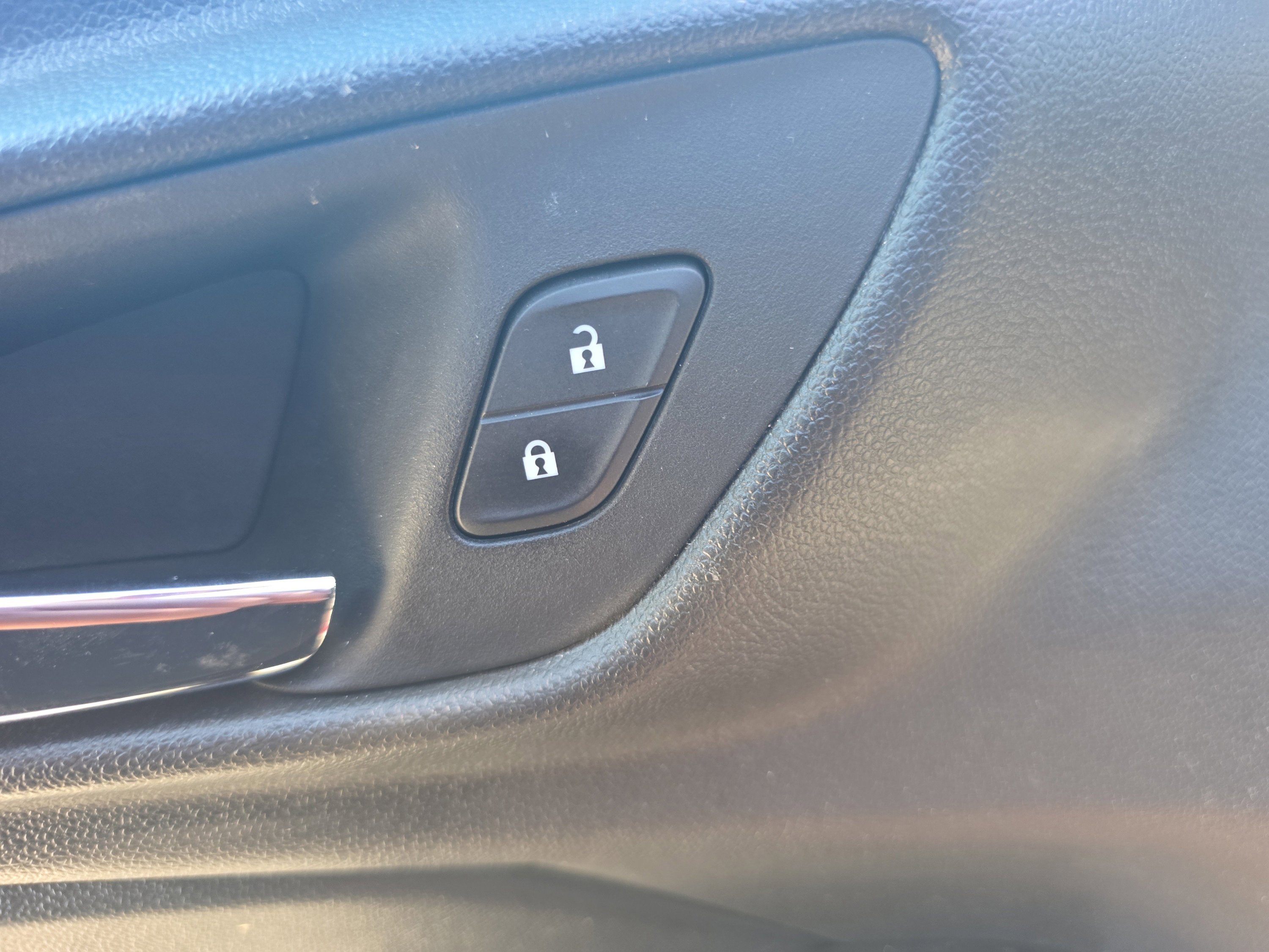 Used 2024 Chevrolet Trax RS w/ Sunroof Package FWD image 17