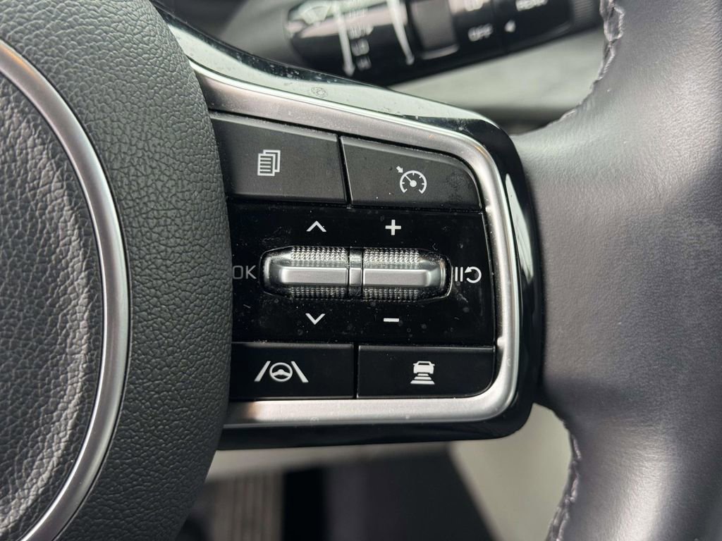 Used 2023 Kia Carnival EX image 21