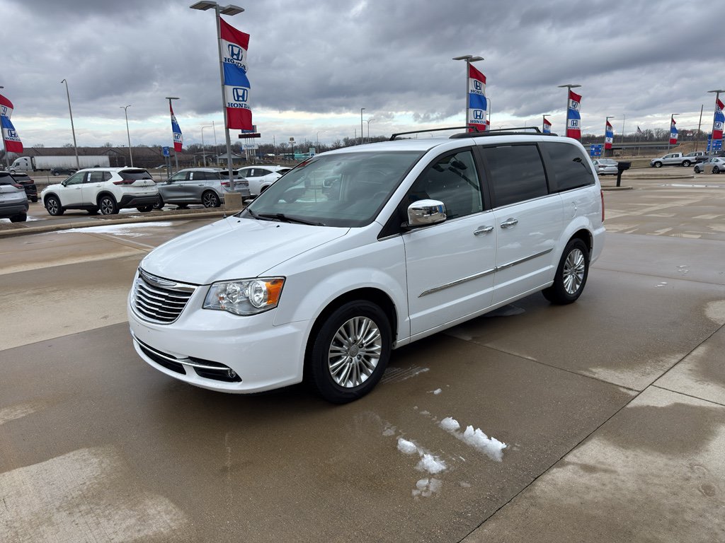 Used 2015 Chrysler Town & Country Touring-L w/ Driver Convenience Group FWD image 1