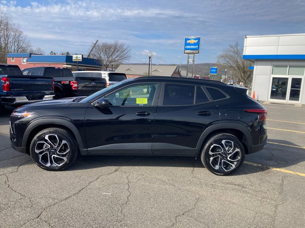 Used 2025 Chevrolet Trax RS w/ Sunroof Package FWD image 4