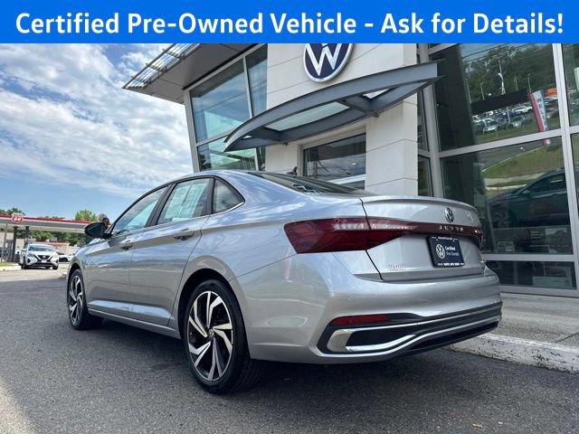 Used 2025 Volkswagen Jetta SEL FWD image 3