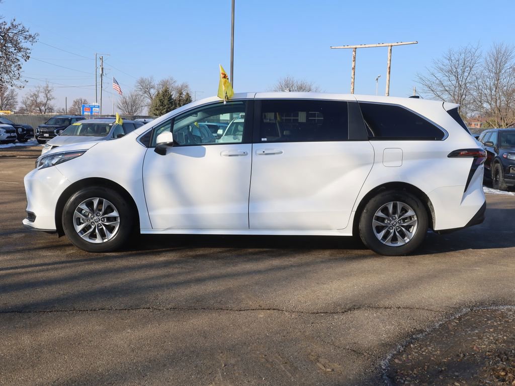 Used 2025 Toyota Sienna LE image 4