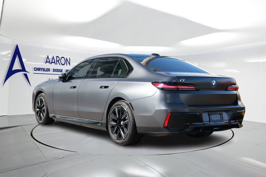 Used 2025 BMW i7 xDrive60 w/ Executive Package image 2