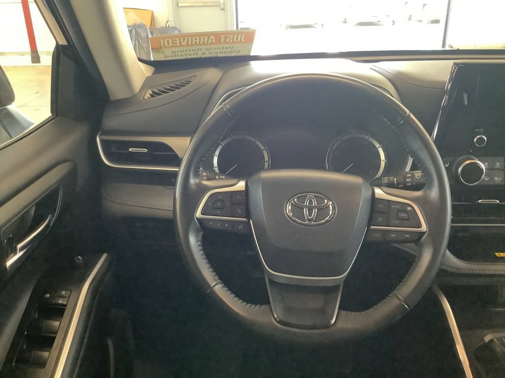 Used 2023 Toyota Highlander XLE AWD/4WD image 12