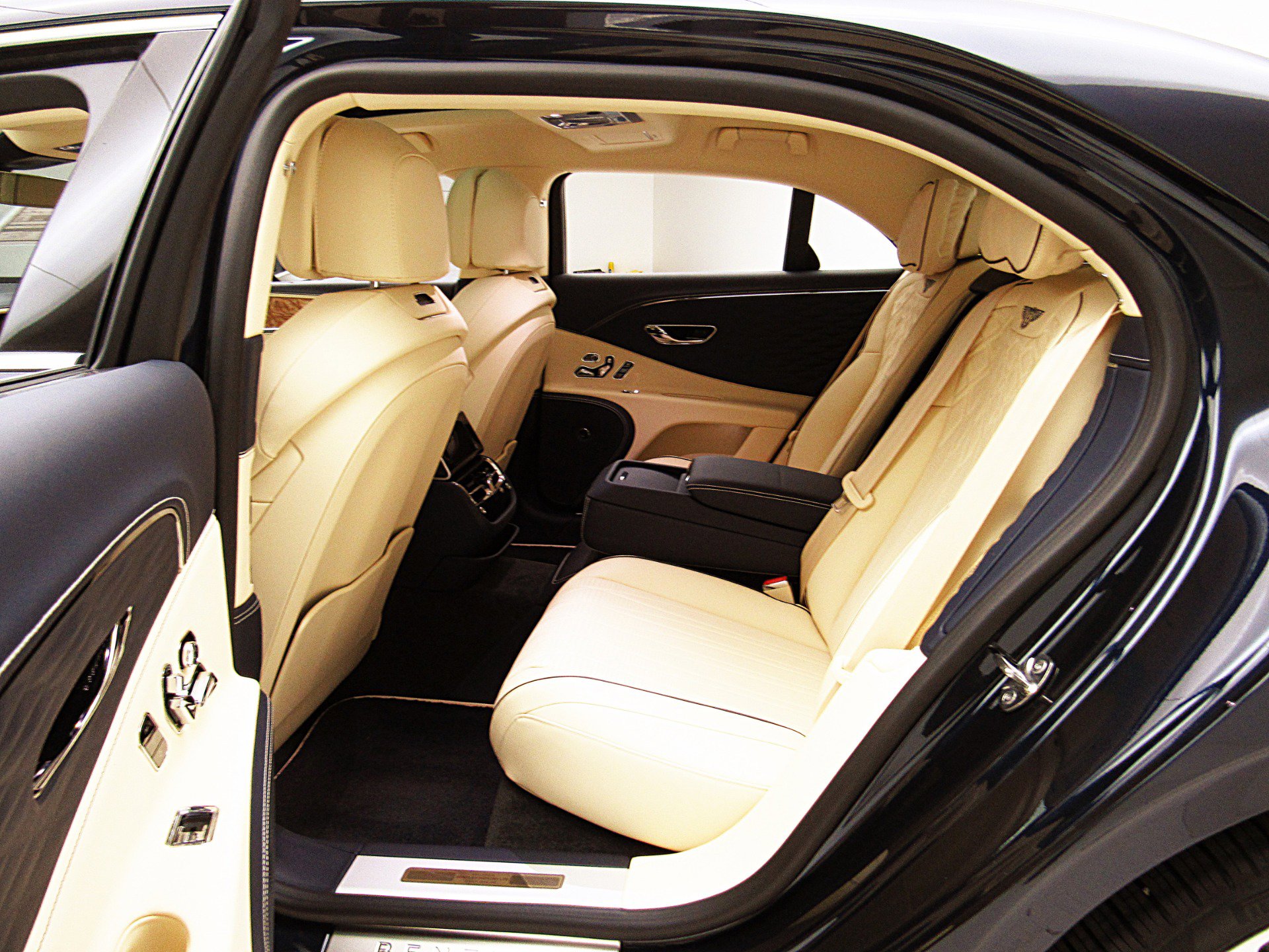 Certified 2022 Bentley Flying Spur V8 AWD/4WD image 32