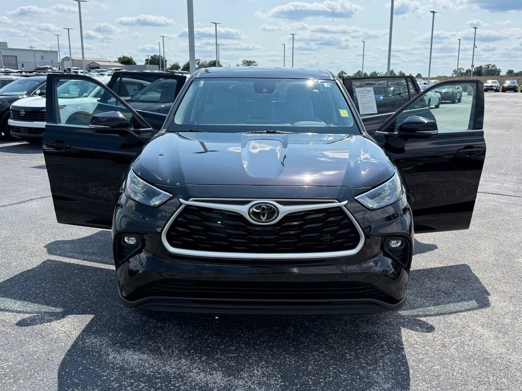 Used 2022 Toyota Highlander LE FWD image 34