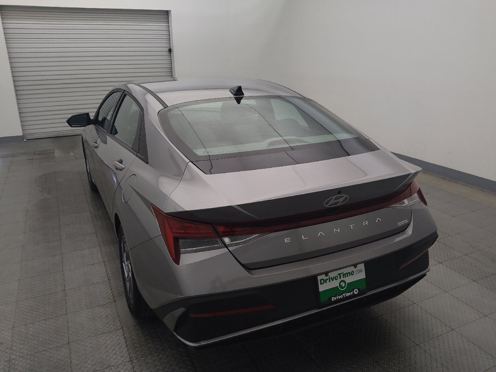 Used 2025 Hyundai Elantra Hybrid FWD image 6