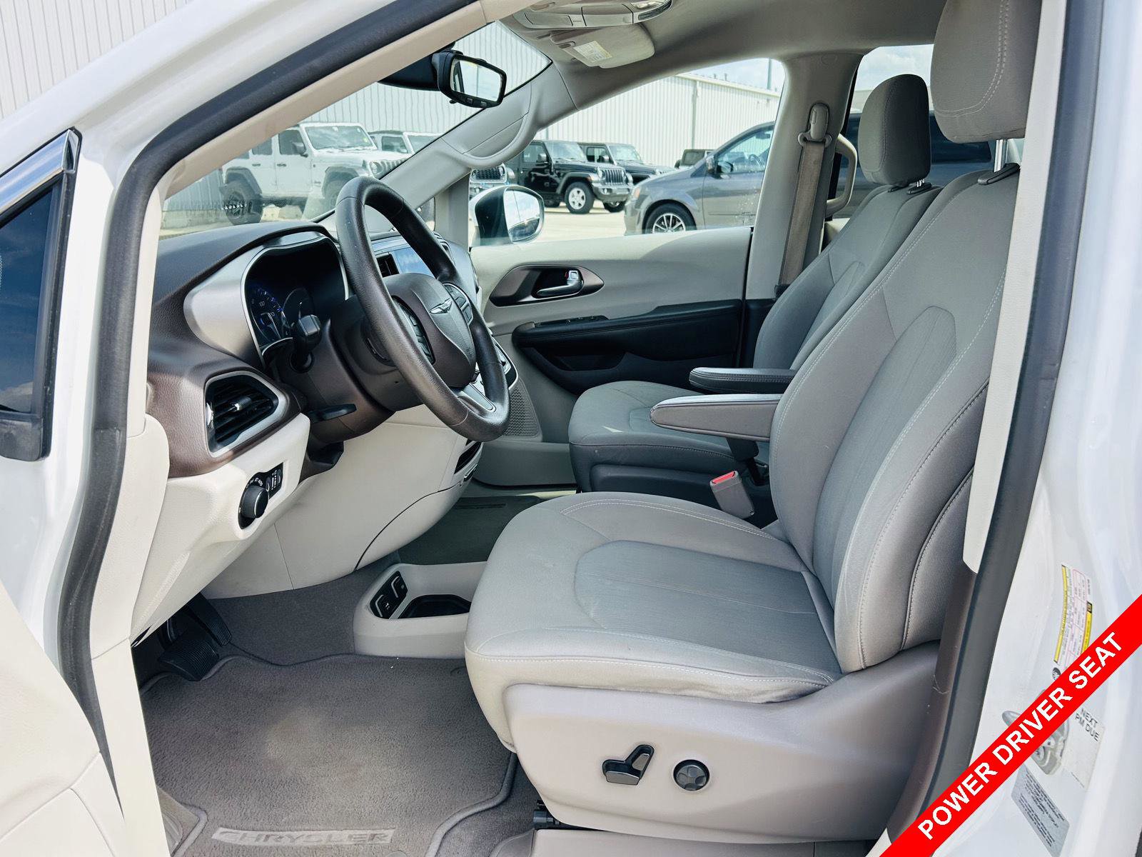 Used 2017 Chrysler Pacifica Touring w/ Tire & Wheel Group image 3