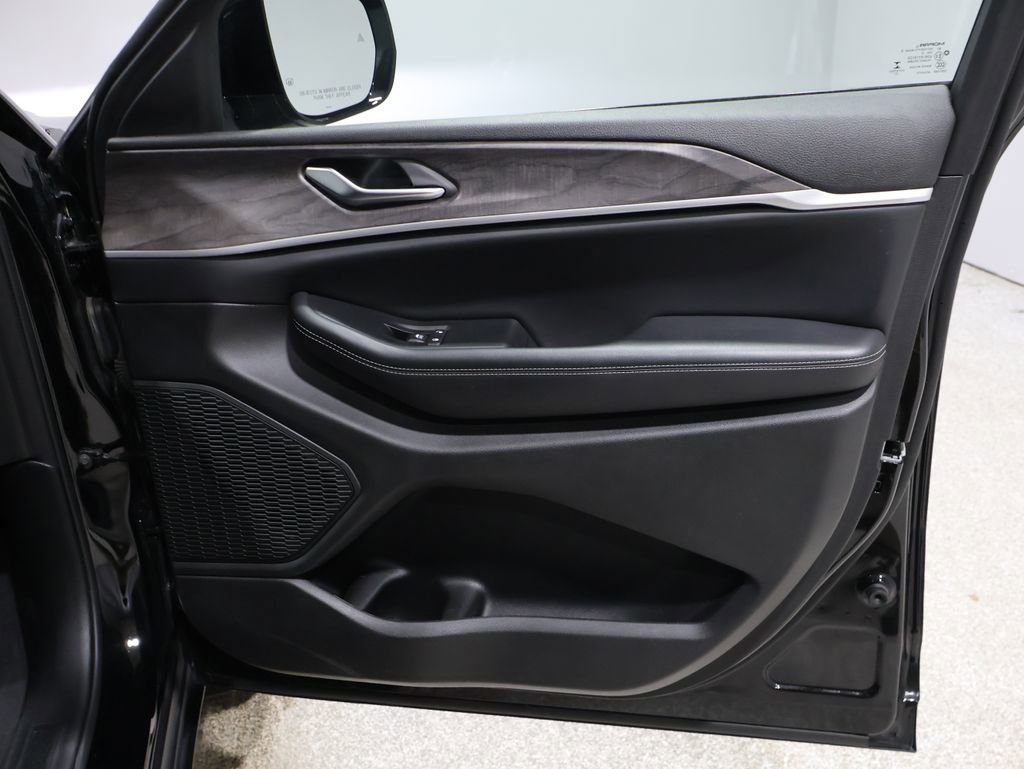 Used 2023 Jeep Grand Cherokee Limited image 23